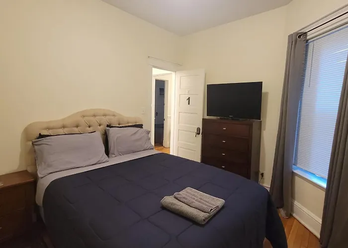 Chateau De Woodlawn - Peaceful 3 Bedroom Apartment. Chicago