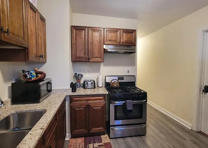 Chateau De Woodlawn - Peaceful 3 Bedroom Apartment. Chicago